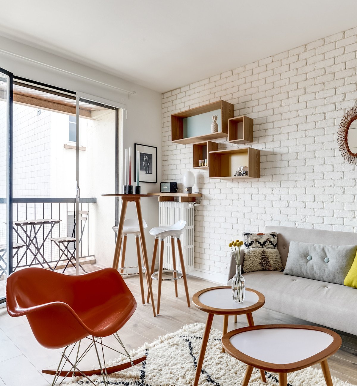 clemaroundthecorner salon lumineux scandinave industriel balcon extérieur mur brique