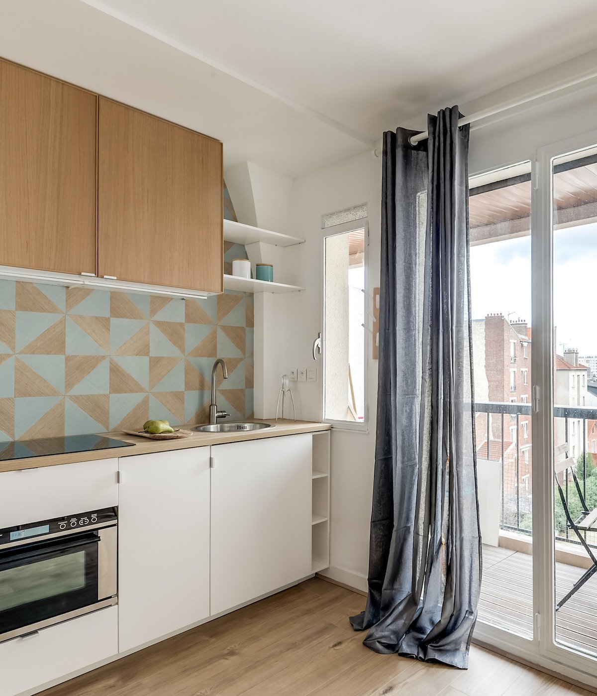 clemaroundthecorner cuisine ouverte mur géométrique bleu bois parquet chêne clair