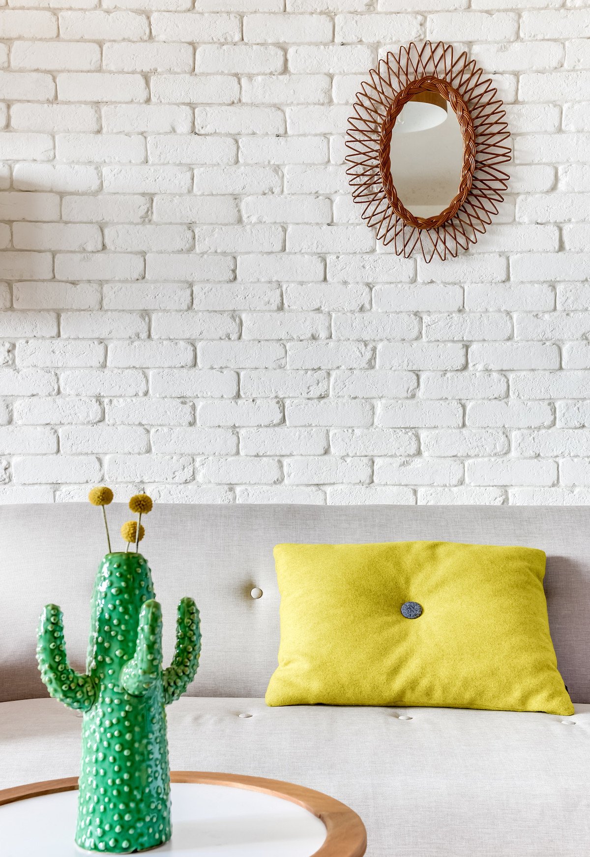 blog déco salon mur briques blanches canapé gris