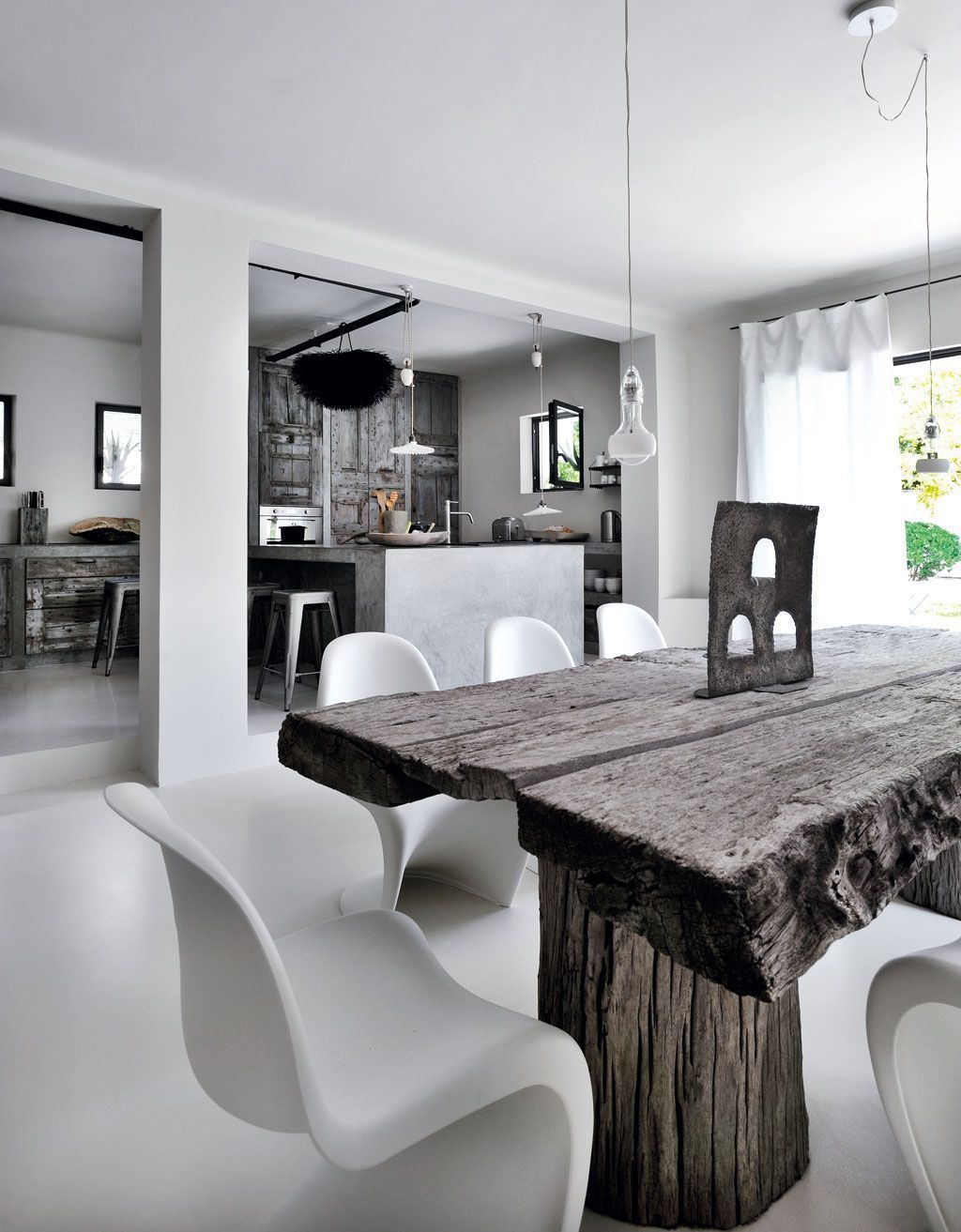 table bois brut chaise moderne ronde blanche plastique salon lumineux scandinave