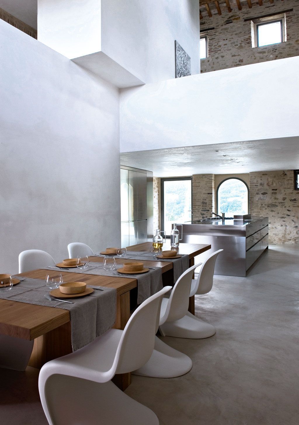 blog déco chaise ronde blanche table bois mur pierre salon spacieux