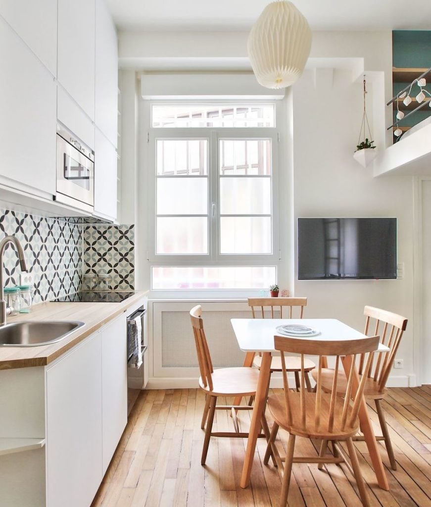 studio 18m2 paris appartement parisien parquet bois salle à manger cuisine ouverte table bois chaise lit mezzanine - blog déco - clem around the corner