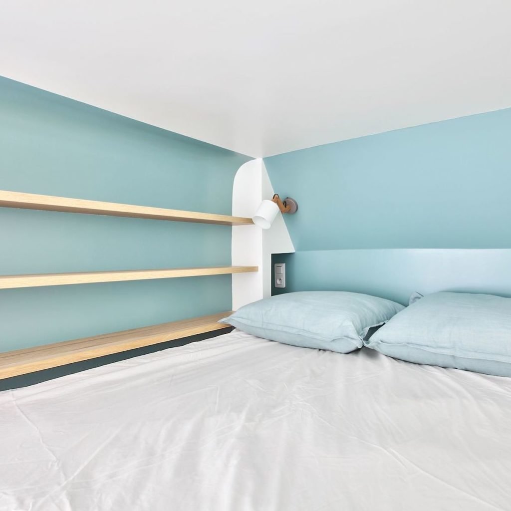 studio 18m2 lit mezzanine peinture bleu glacier étagère bois prise applique murale