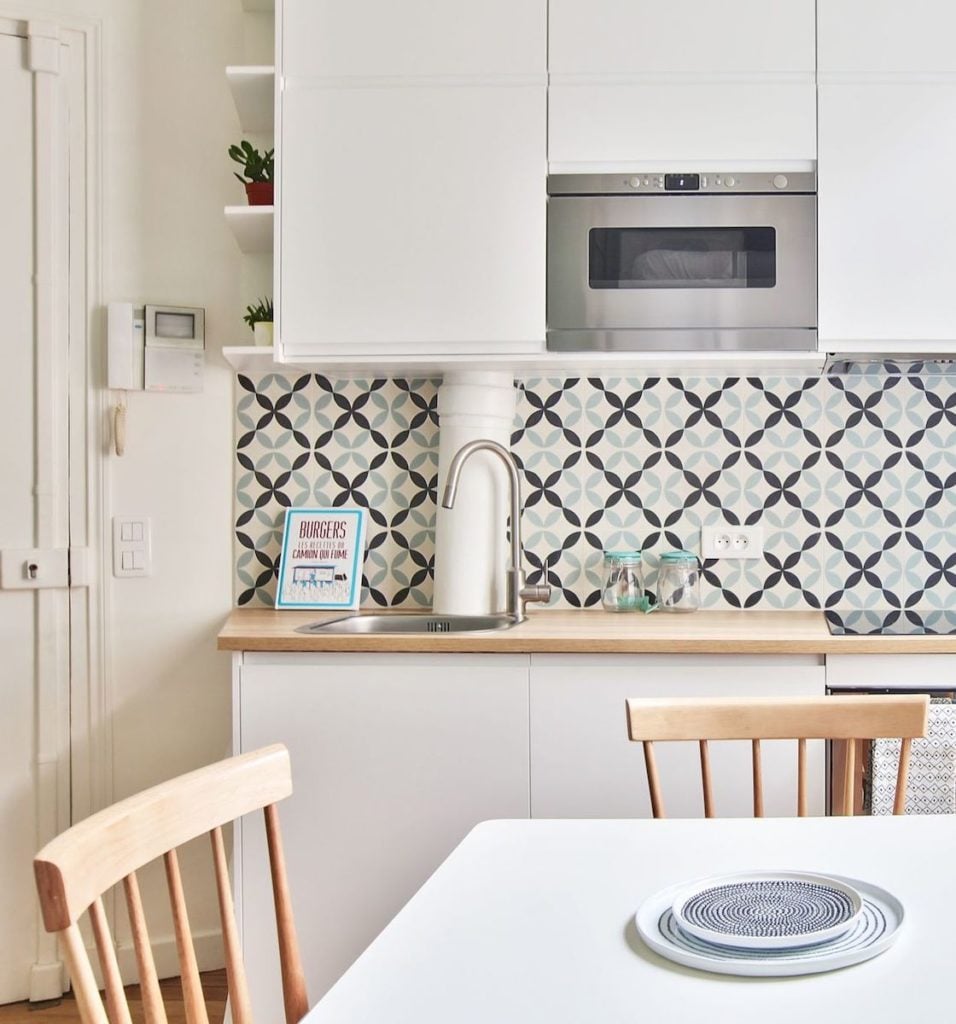 studio 18m2 cusine ouverte carreaux de ciments table bois chaise plan de travail