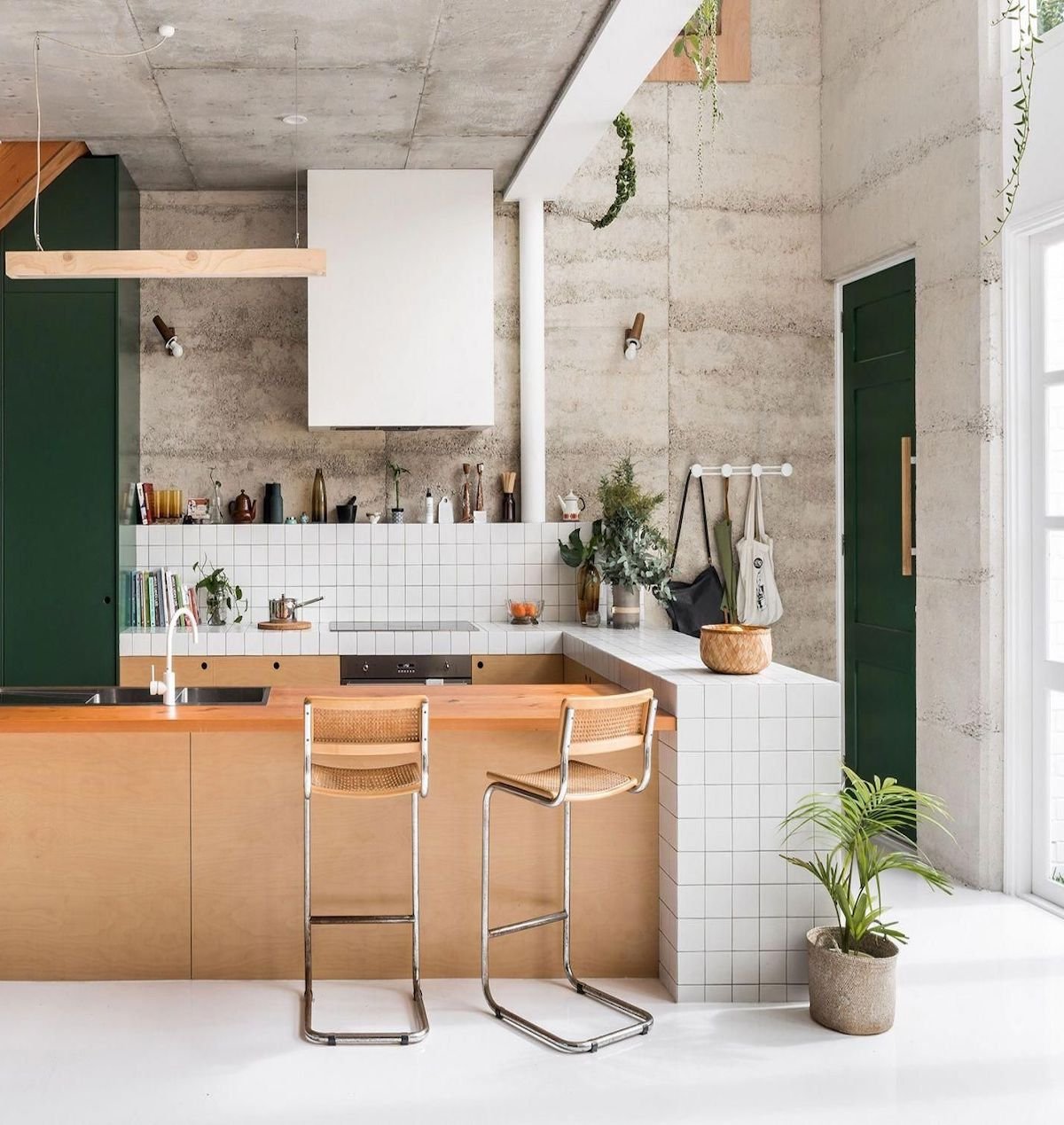 cuisine ouverte bar bois meuble vert foncé sapin clemaroundthecorner