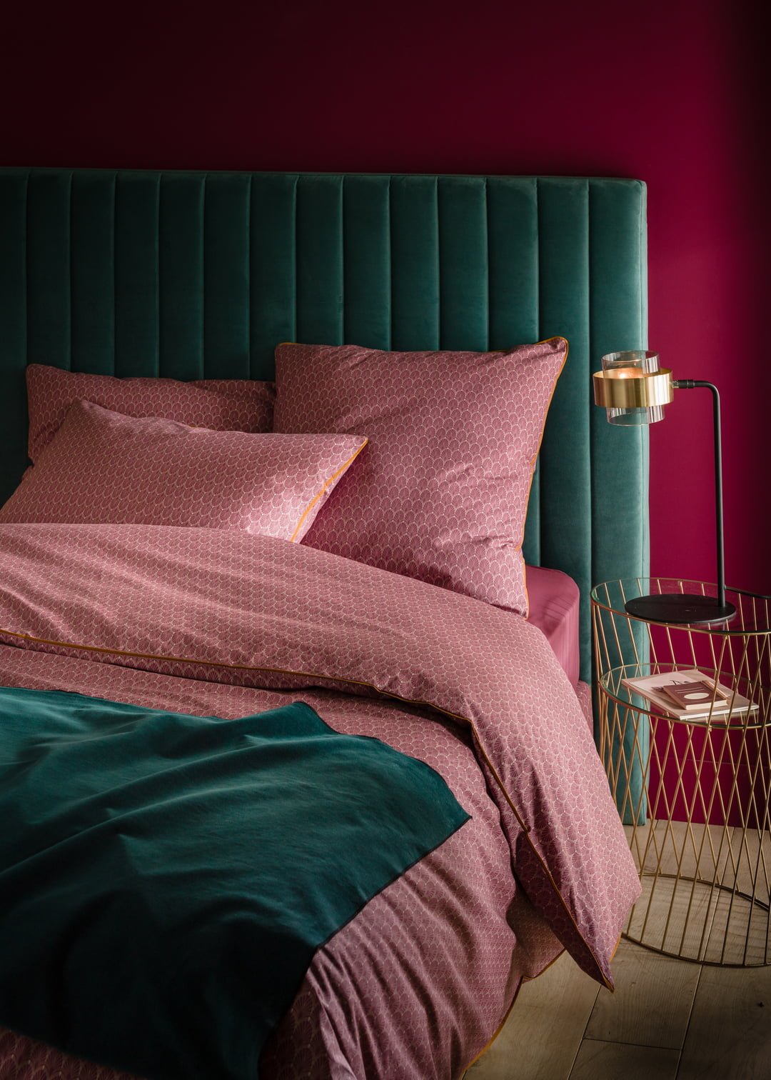 vert sapin mur rouge table de chevet laiton blog déco