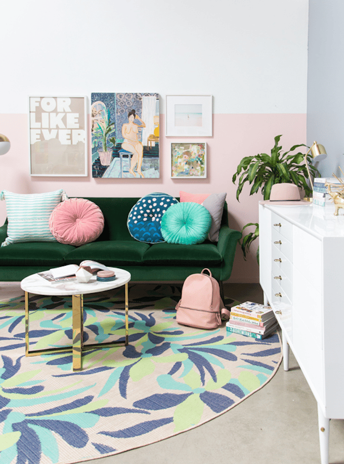 clemaroundthecorner salon style californien-table basse laiton déco couleur vert sapin