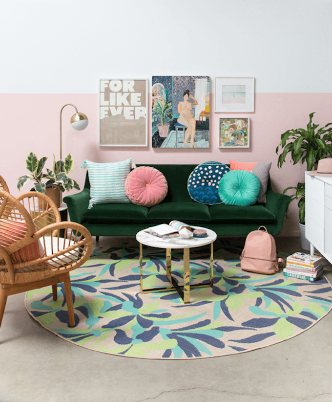 clemaroundthecorner salon lumineux coloré style californien fauteuil rotin déco couleur vert sapin