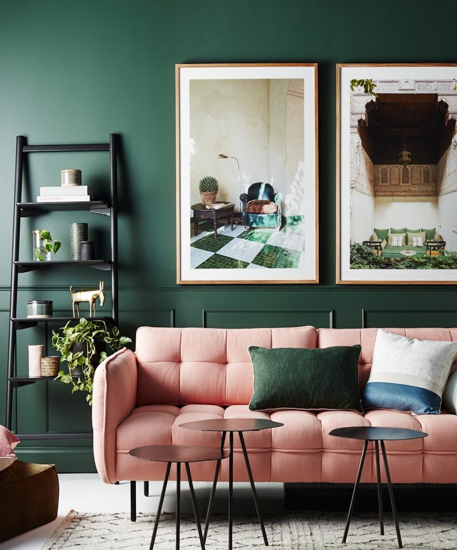 clemaroundthecorner salon chic feutré canapé rose pastel déco couleur vert sapin