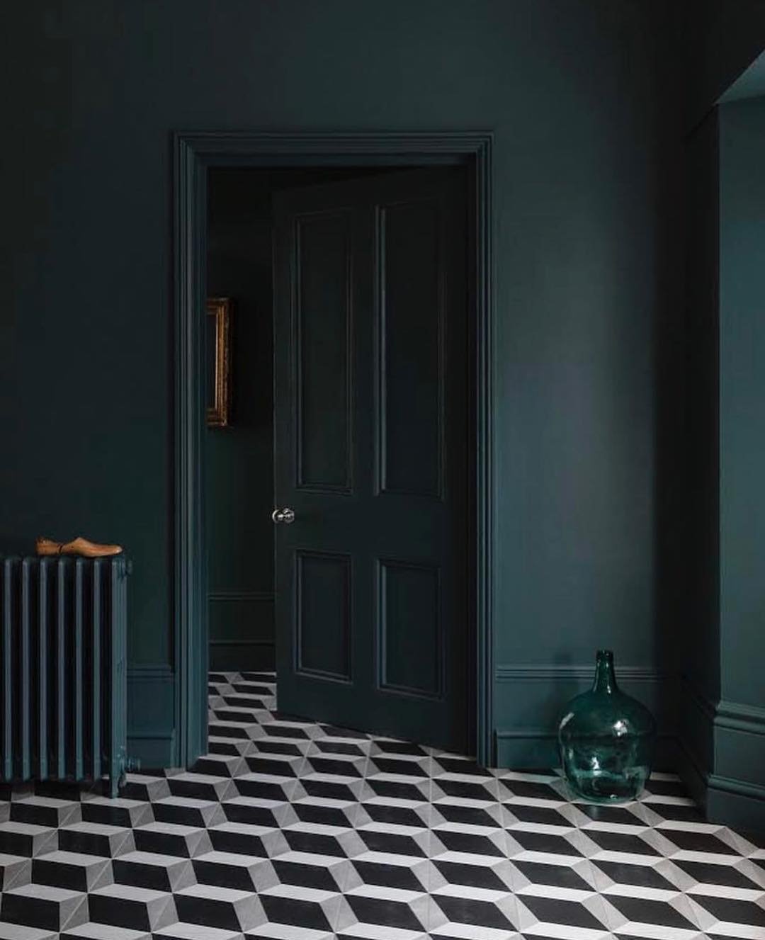 blog déco couloir vert foncé sol noir et blanc géométrique