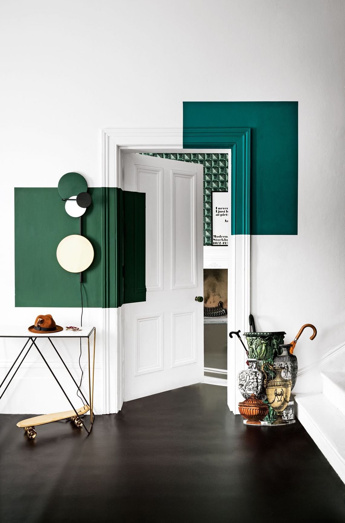 blog déco couloir blanc épuré lumineux vert forêt sol parquet laiton