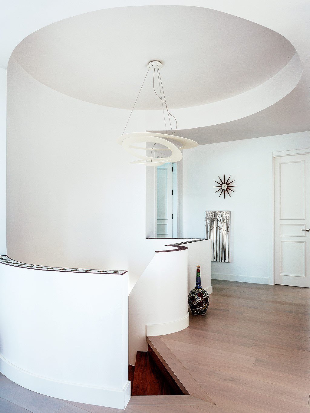 maison à malaga intérieur minimaliste escaliers blancs décoration parquet - blog déco - clem around the corner