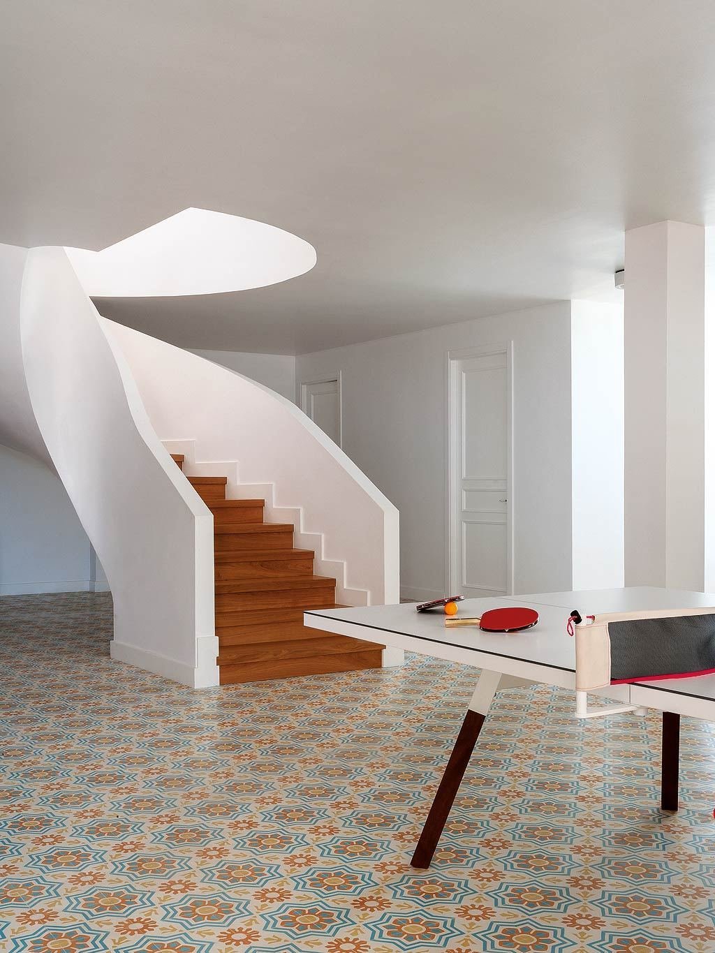 salle de jeu table de ping pong carrelage carreaux de ciment colorés décoration