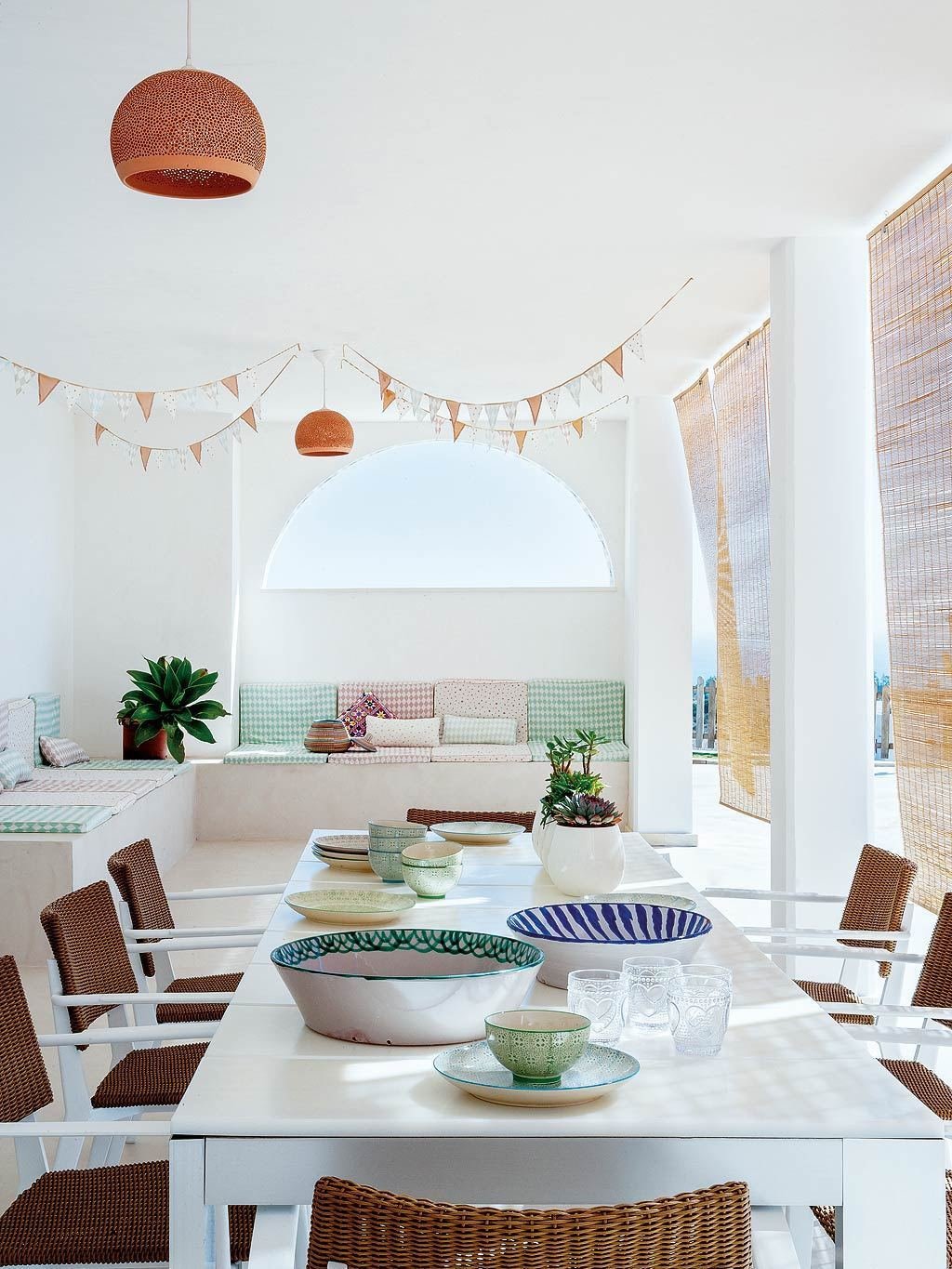 maison à malaga table repas extérieur outdoor banquette vue - blog déco - clem around the corner