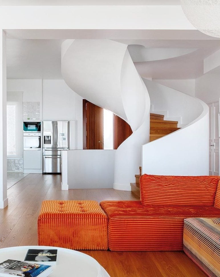 maison à malaga canapé velours orange cuisine américaine ouverte sur salon escalier contemporain - blog déco - clem around the corner