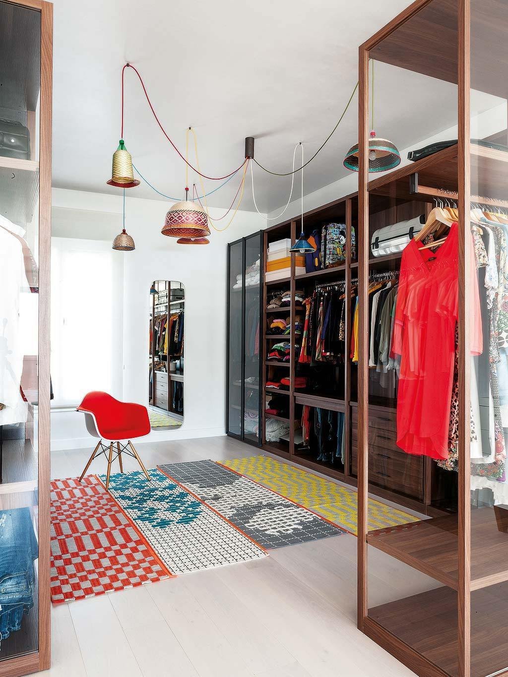 grand dressing en bois foncé tapis graphique originaux miroir déco sud