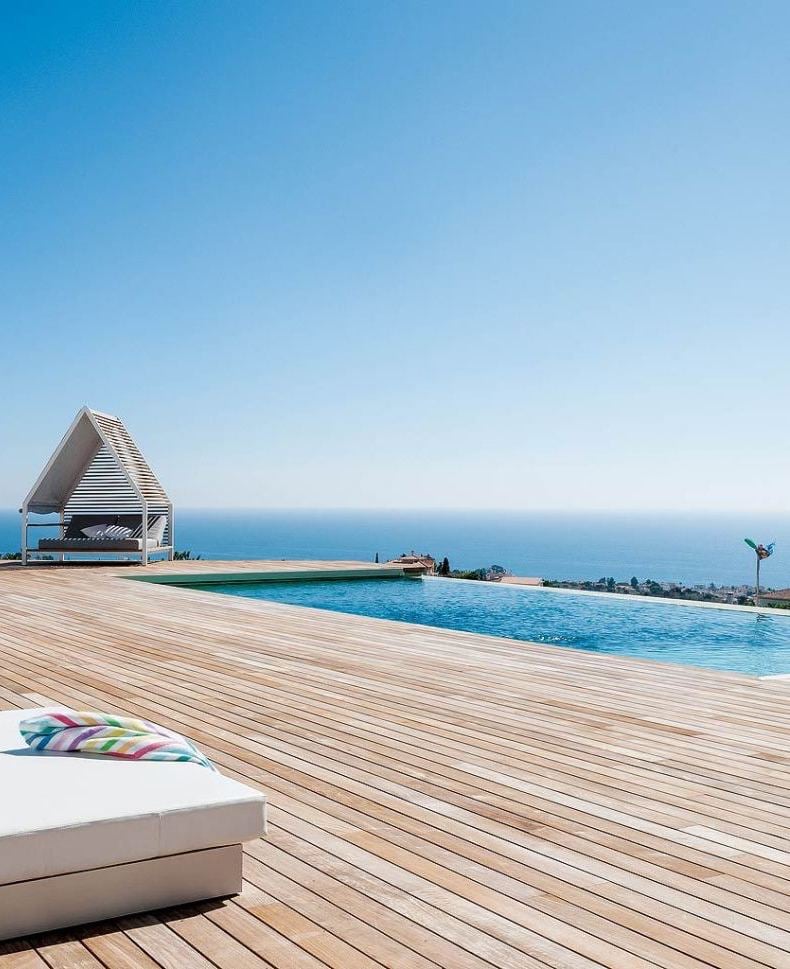 piscine à débordement terrasse palette bois vue paysage