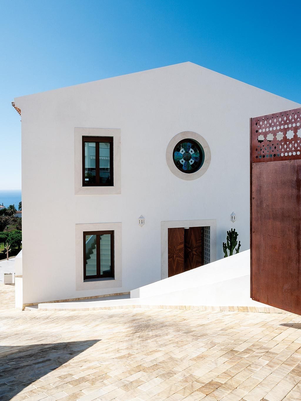 extérieur entrée parking fenêtre vitrail vue sur mer