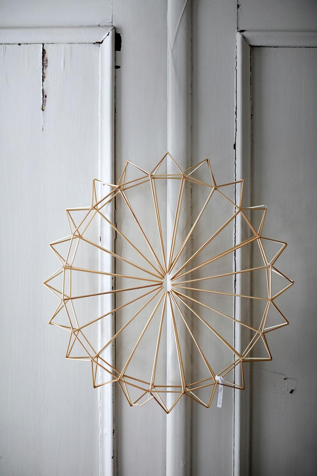 himmeli diy décoration murale idée originale joli soleil porte en bois placard suspension