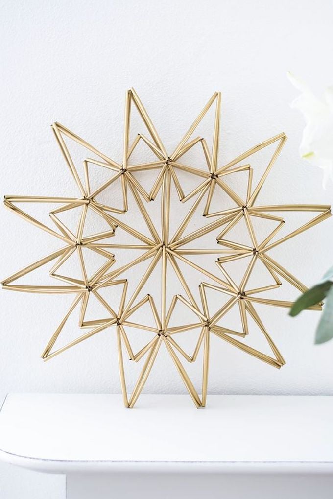 décoration originale étoile bâtonnets paille laiton doré