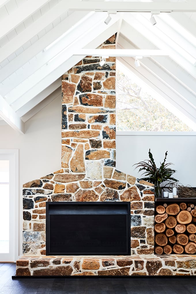transformation d'une ferme en maison de vacances salon cheminée pierre blog déco