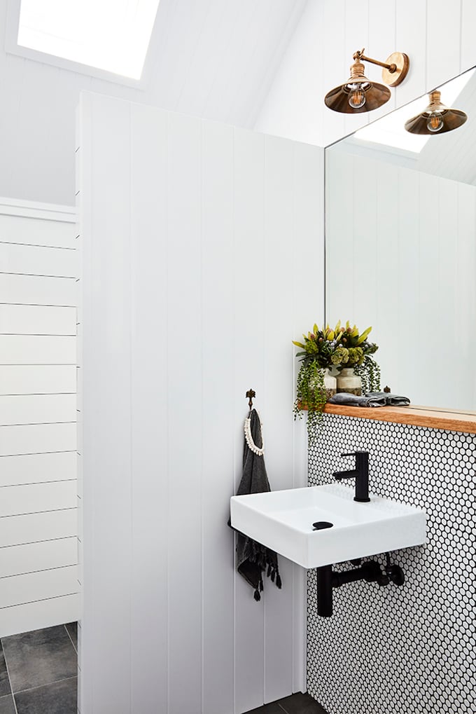 salle d'eau carrelage rond noir et blanc lampe cuivre clemaroundthecorner