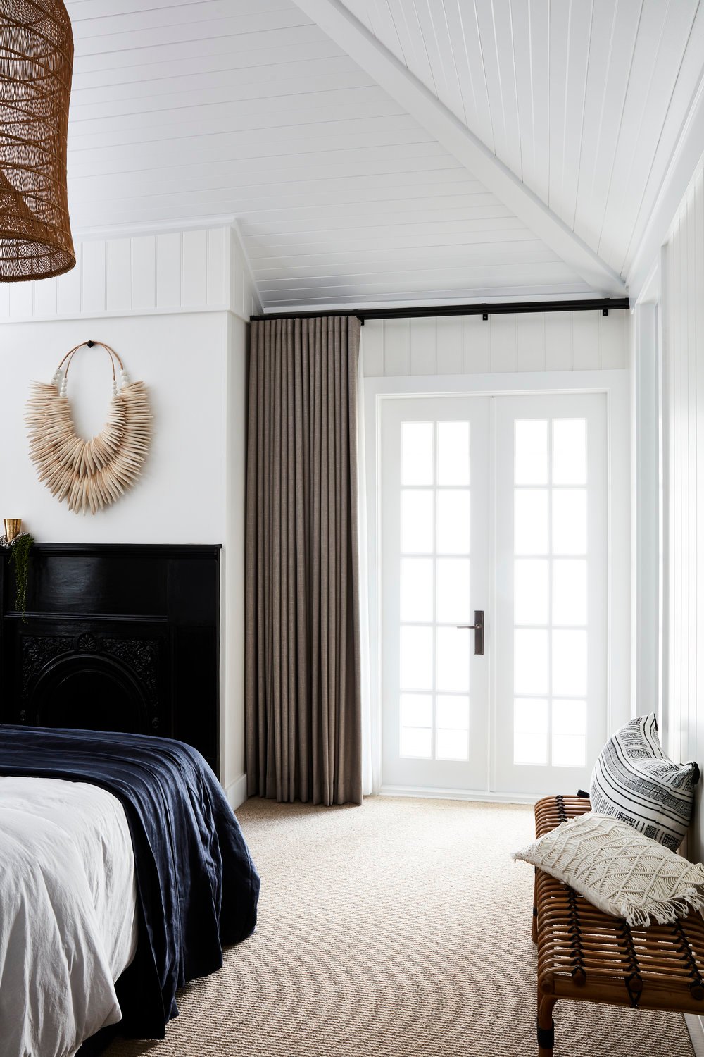 clemaroundthecorner chambre banc rotin esprit vacances bord de mer rideau gris taupe