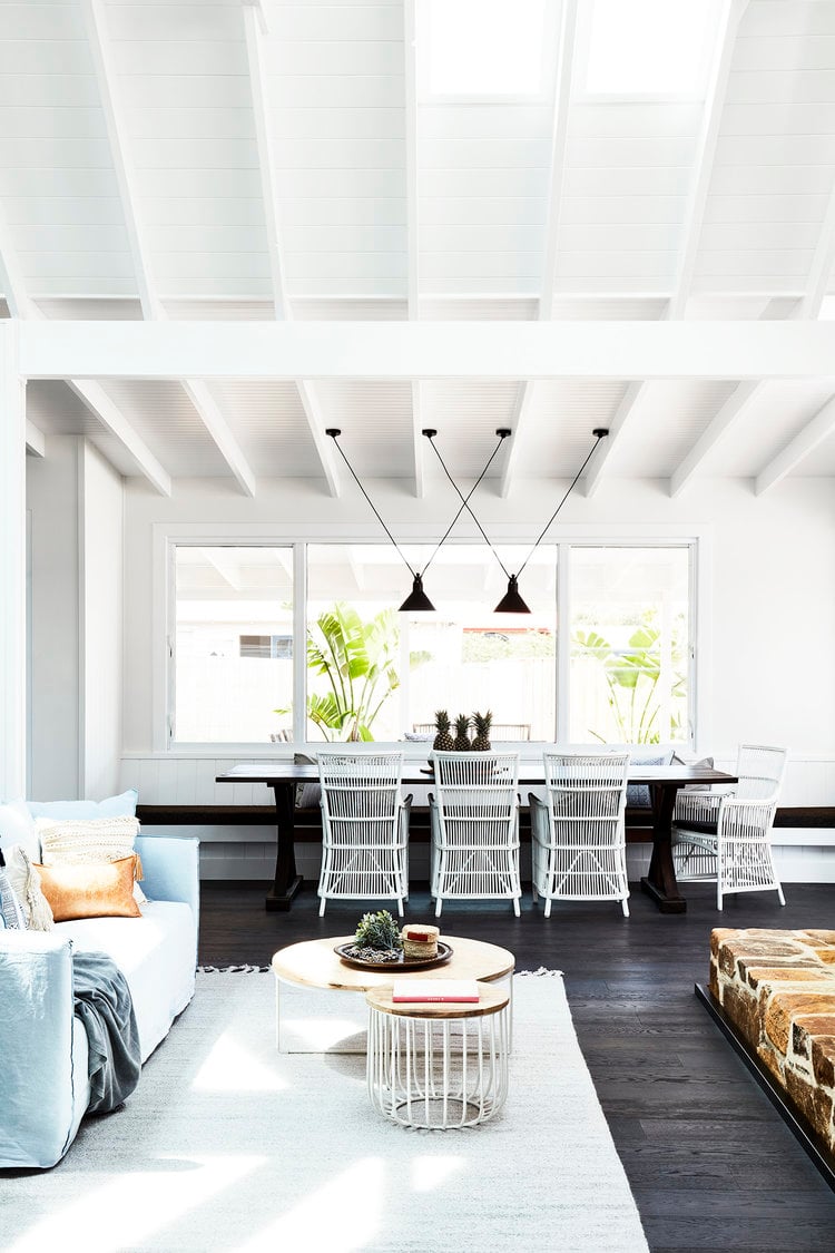 transformation d'une ferme en maison de vacances salon table bois blog déco