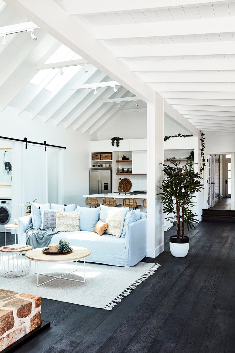 transformation d'une ferme en maison de vacances salon canapé bleu pastel parquet chêne blog déco