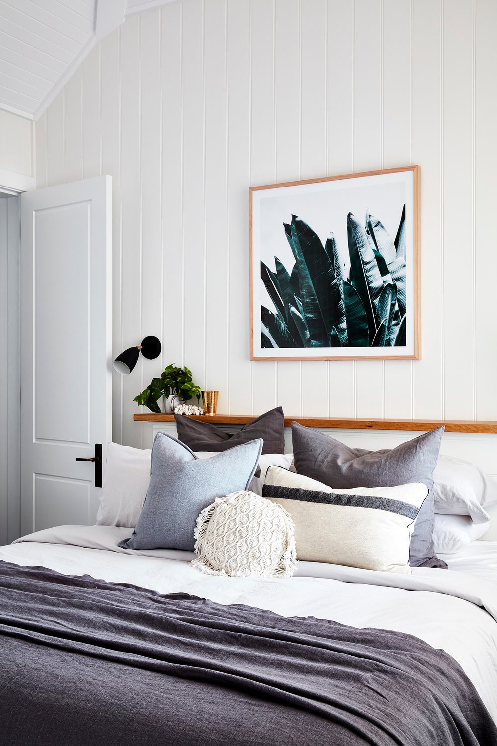 clemaroundthecorner suite mur blanc étagère bois maison vacances été