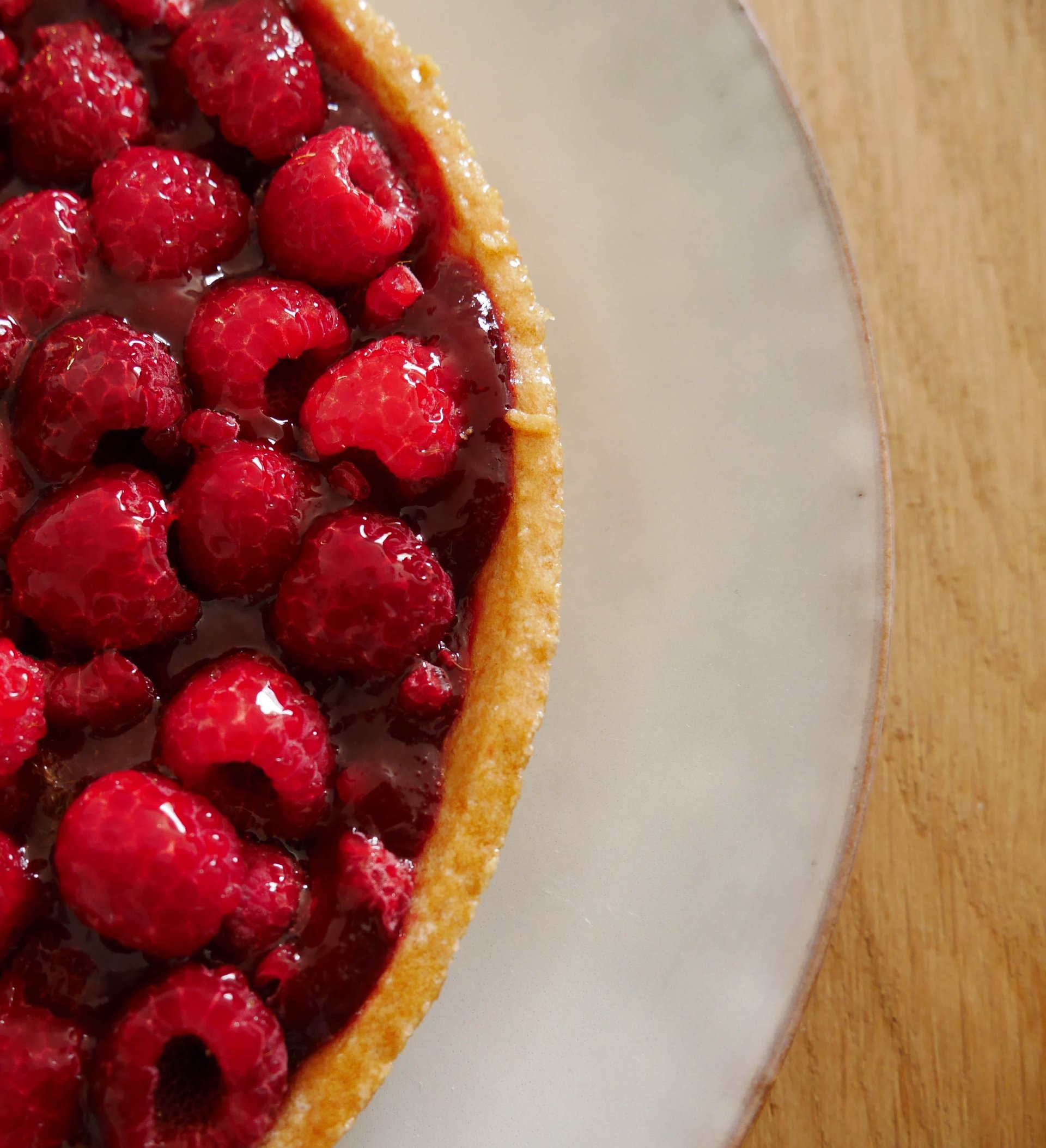 blog déco goûter luxueux assiette blanche rustique tarte fruit rouge table bois