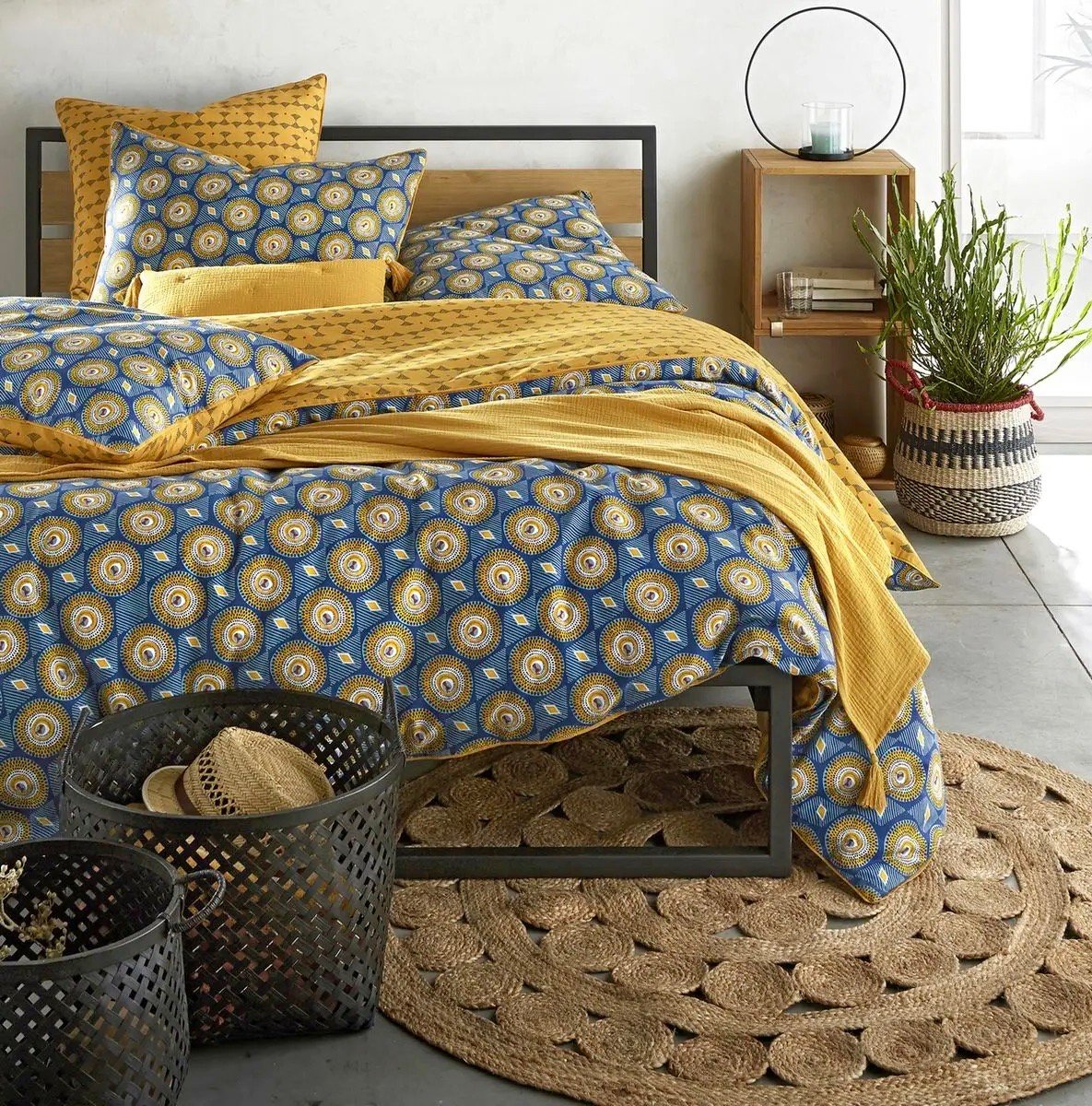 chambre bohème idée déco jaune bleu rotin osier tapis rond