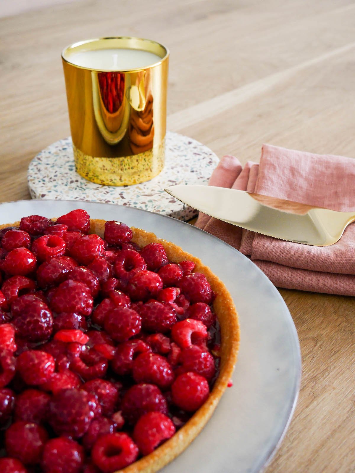 clemaroundthecorner tea time bougie dorée support terrazzo déco printanière