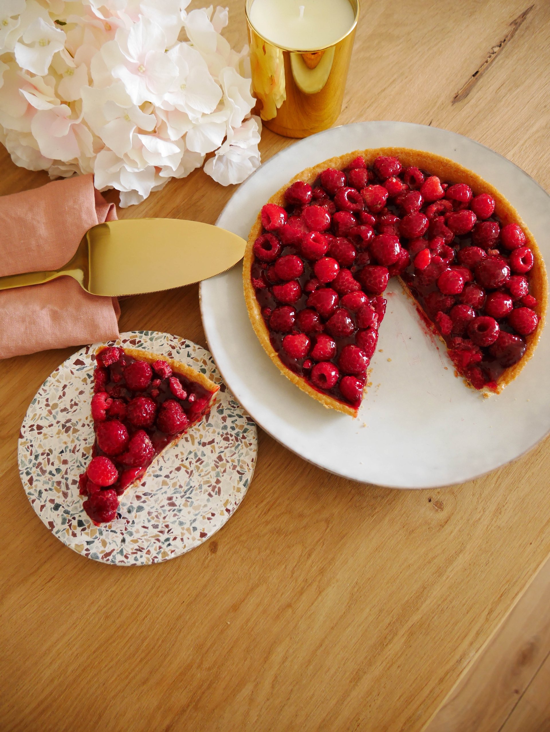 pelle à tarte dorée tea time support rond terrazzo déco table clemaroundthecorner