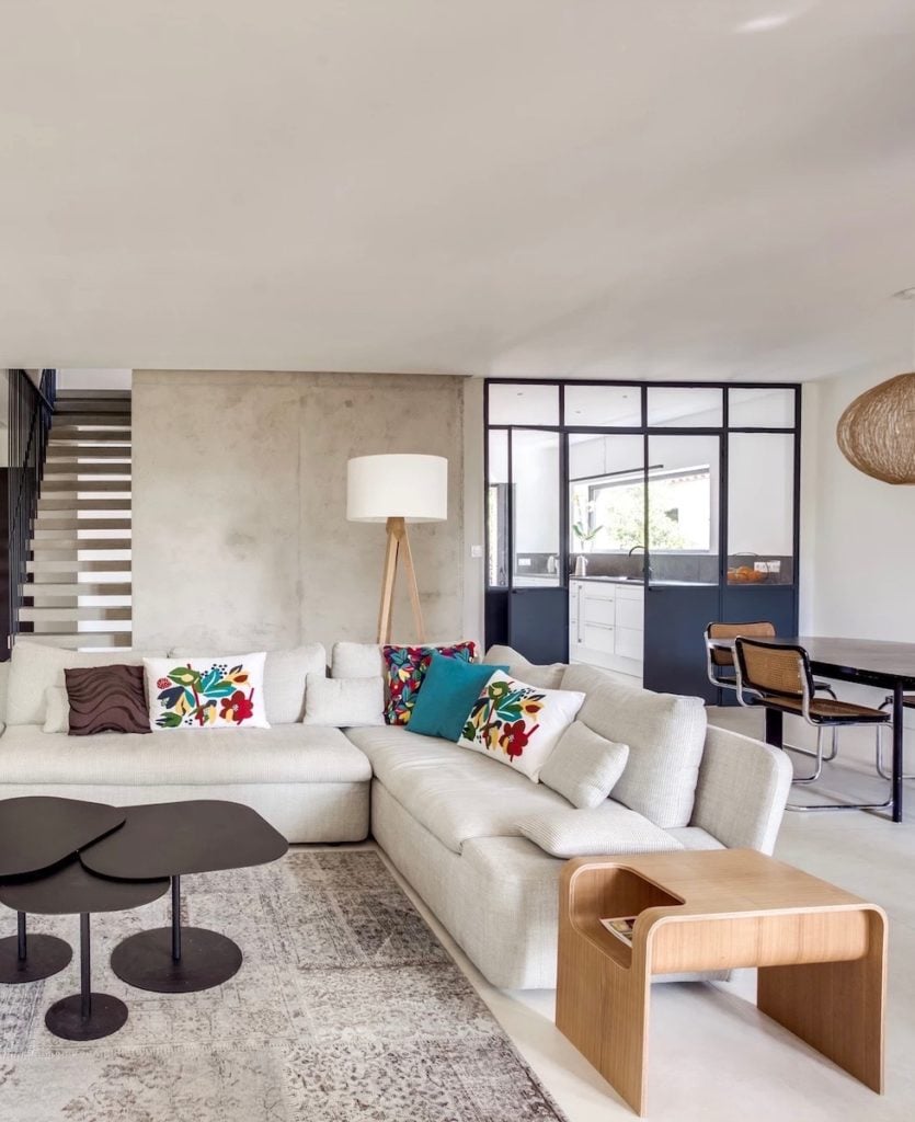 salon design spacieux canapé d angle verrière table basse noire - blog déco - clemaroundthecorner