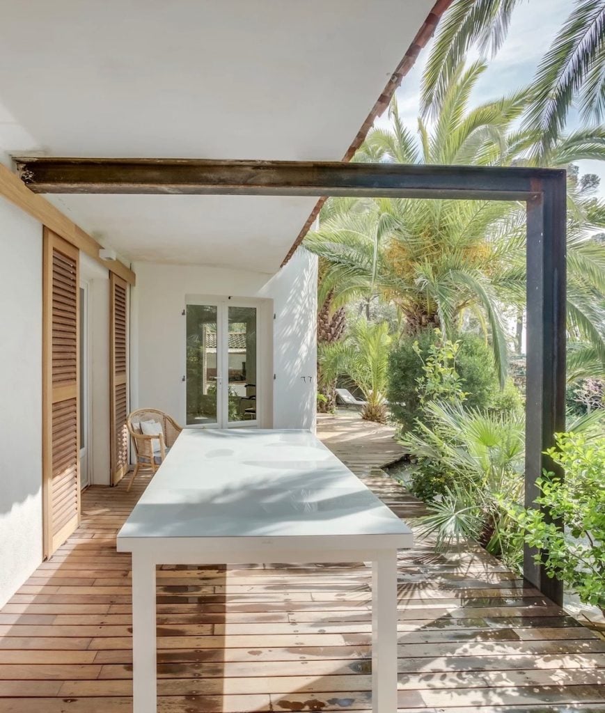 terrasse bois donne sur le jardin palmier volet coulissant bois clemaroundthecorner