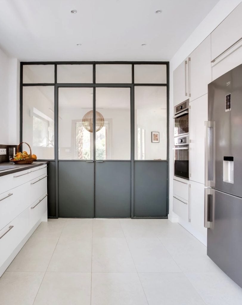 cuisine couleur épurée verrière metal noir séparation avec le séjour - blog déco - clemaroundthecorner