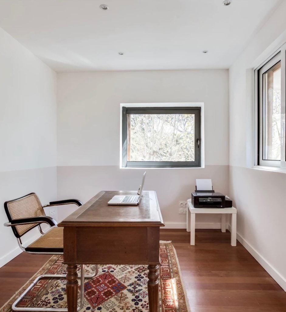 bureau parquet bois fauteuil cannage vintage bureau vintage mur blanc - blog déco - clemaroundthecorner