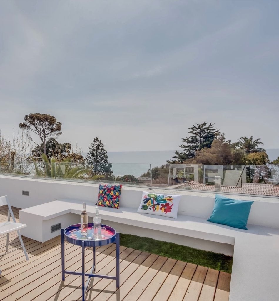 terrasse bois sur toit de la maison saint raphaël bord de mer banc blanc coussin table basse - blog déco - décoration