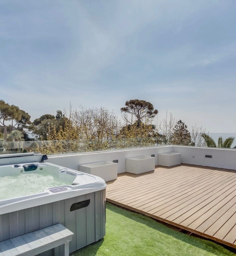 maison mer Méditerranée terrasse panoramique sur toit jacuzzi bois clemaroundthecorner