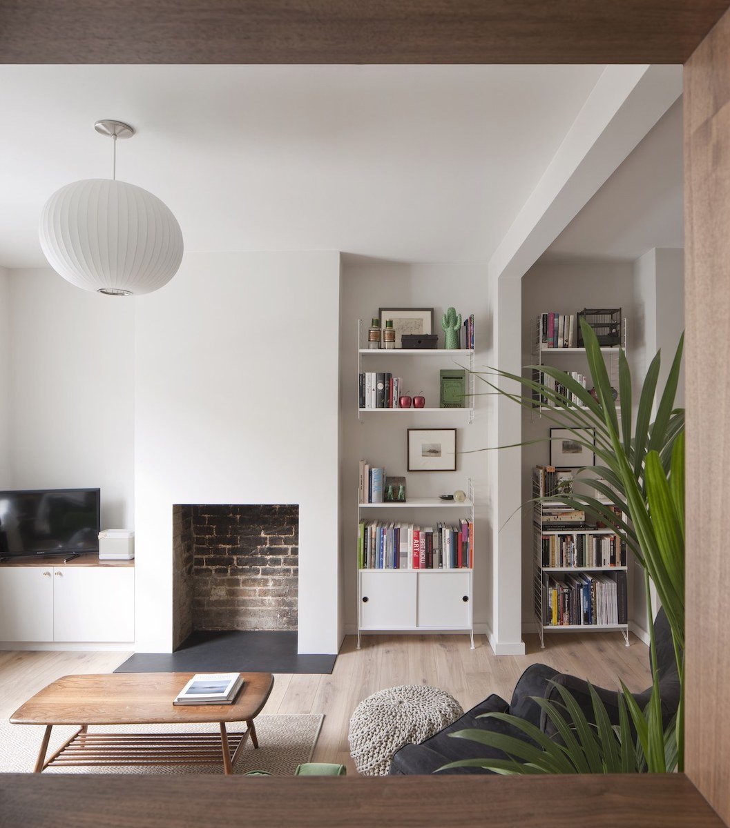 séjour salon spacieux cheminée incrustée intérieure rénovée tendance clematc