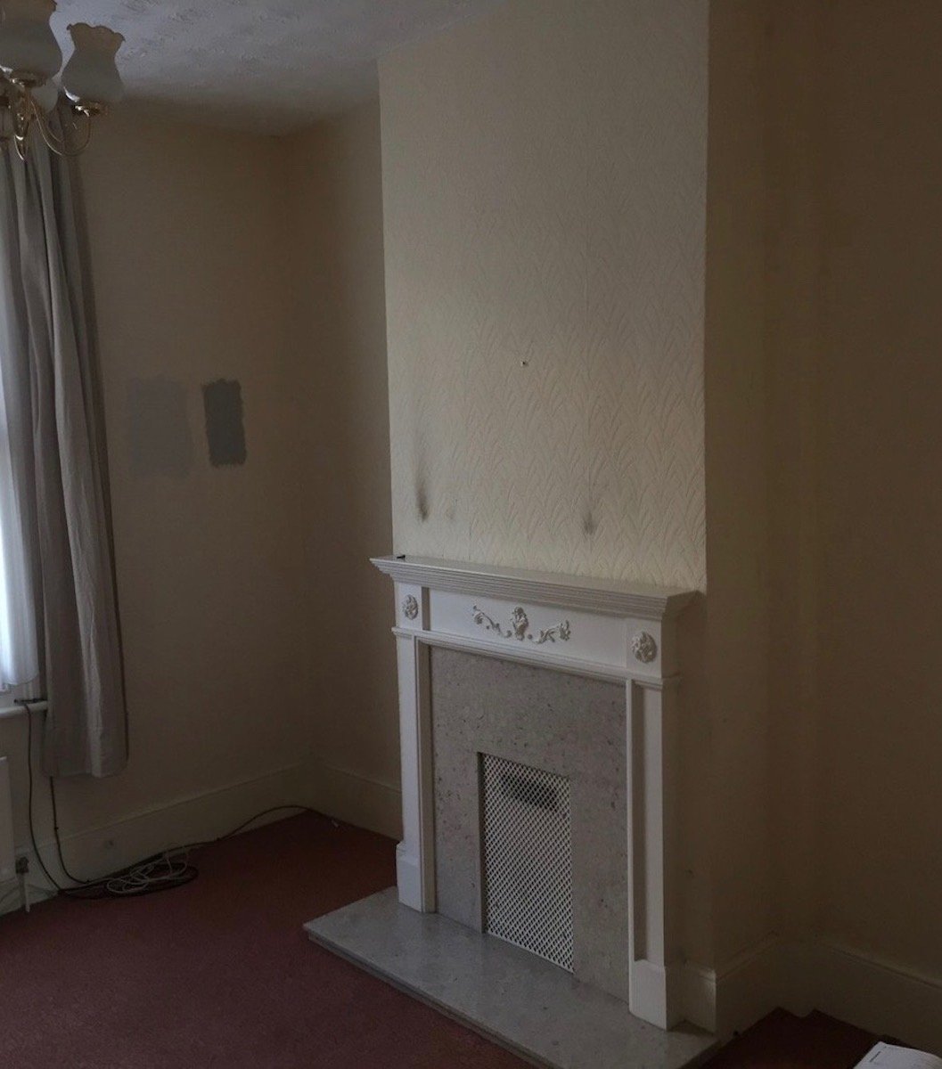 salon séjour avant rénovation maison londonienne cheminée moquette rouge