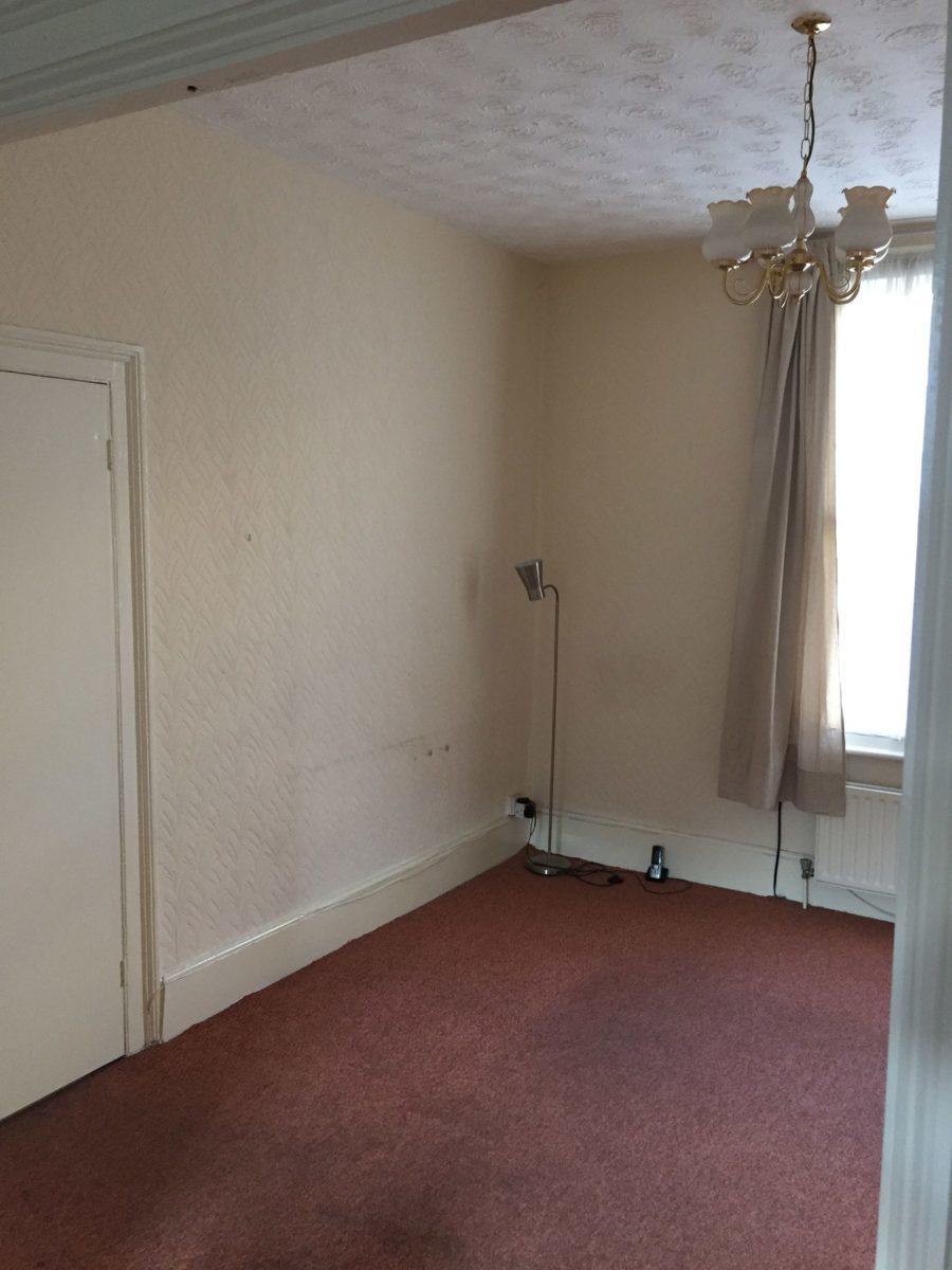 salon avant la rénovation moquette rouge mur papier peint jaune