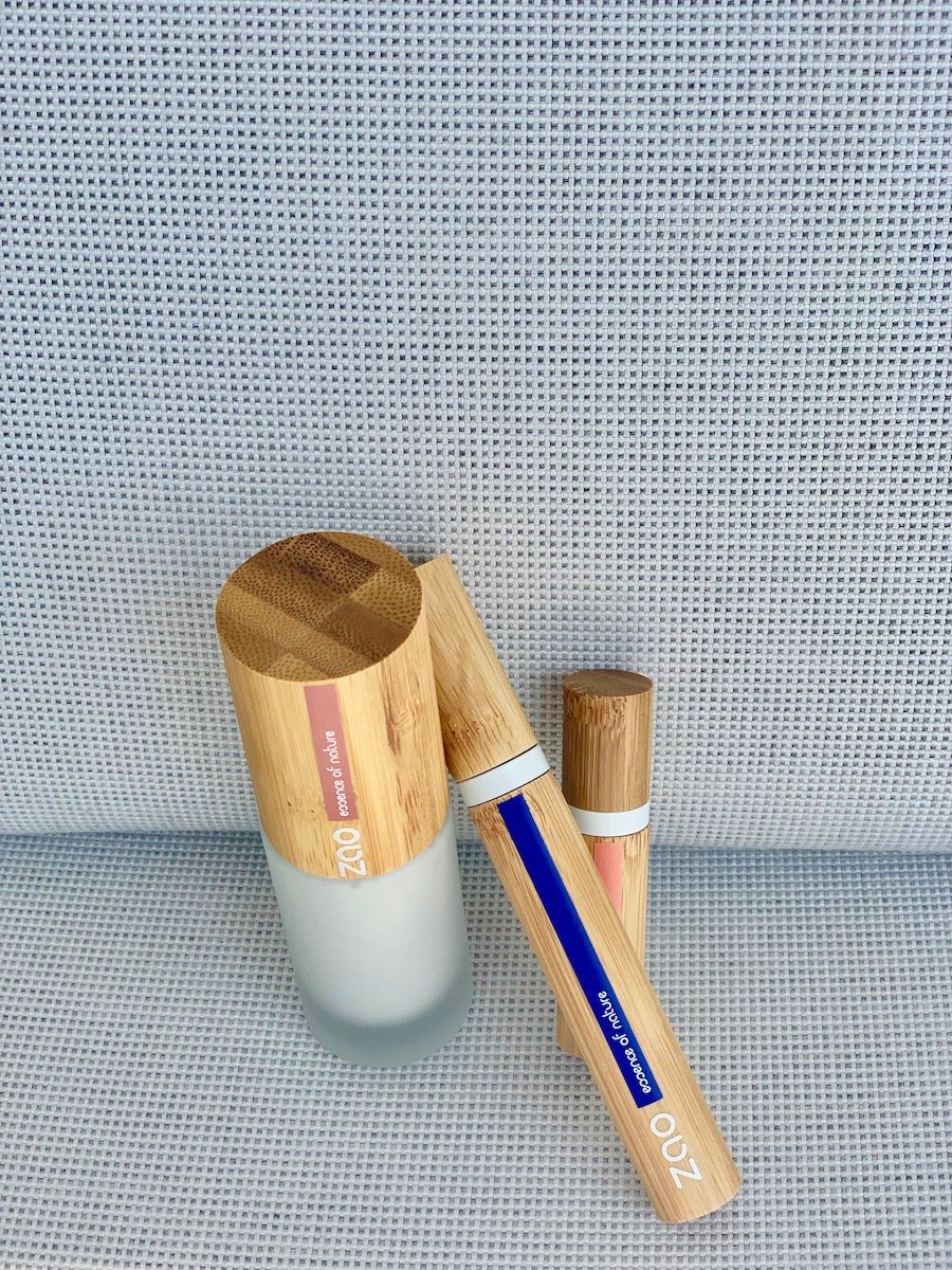 make up produit de beauté mascara noir base de teint gloss lips zao - blog déco - clematc