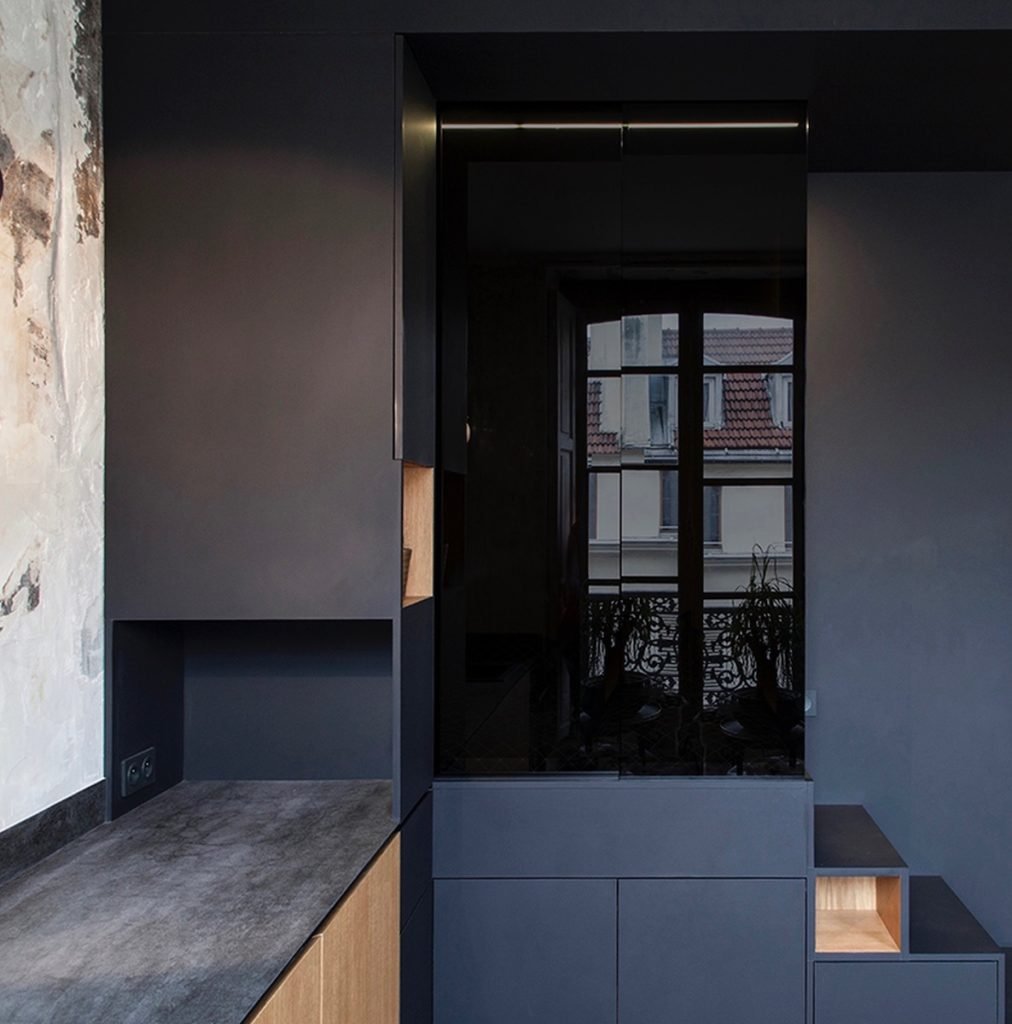 appartement design parisien cube noir fermé paroi vitre verre noir décoration clemaroundthecorner