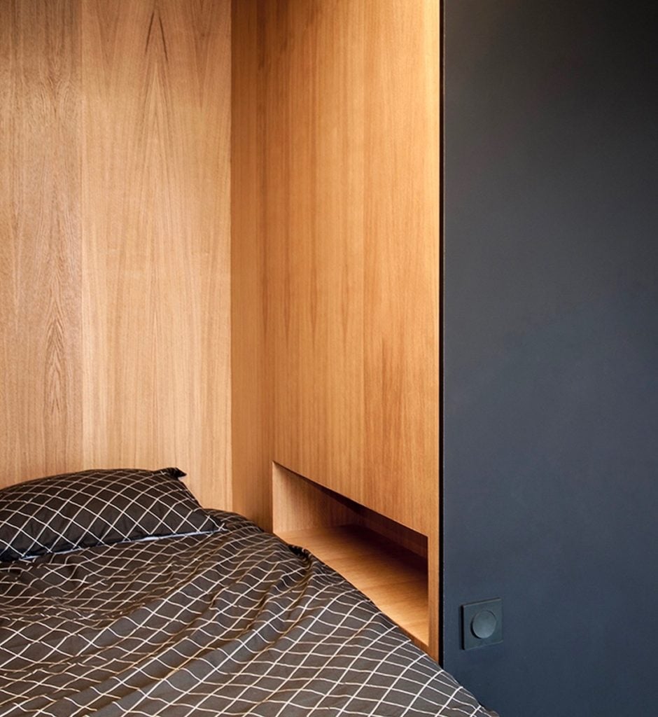 Intérieur chambre cube noir paroi bois table de chevet incrustée prise interrupteur clematc