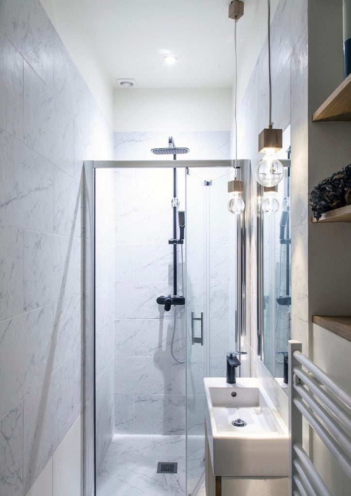 salle de bain blanche douche lavabo rangement clematc