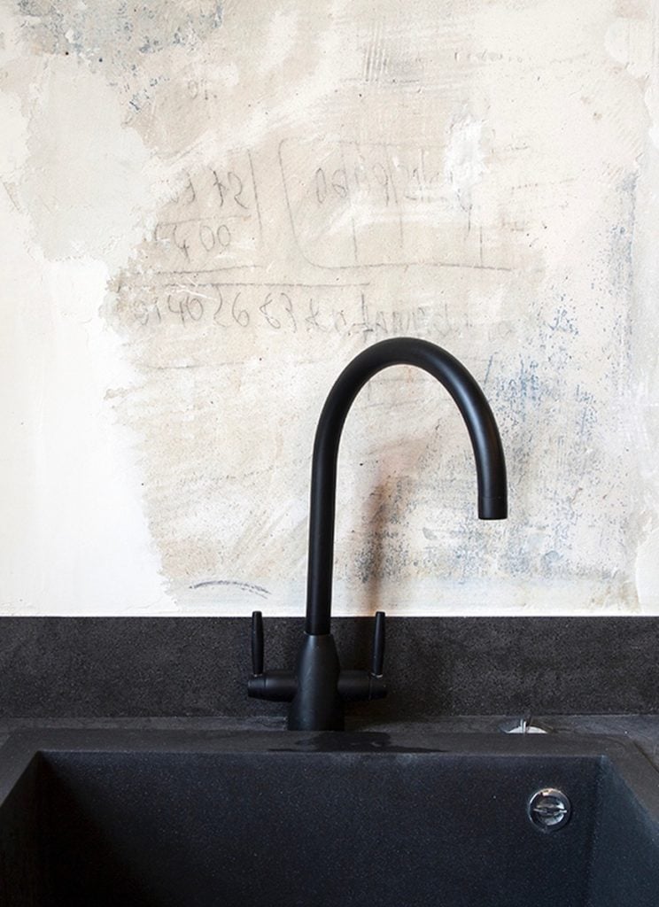 robinet robinetterie cuisine ouverte boîte noire - blog déco - clemaroundthecorner