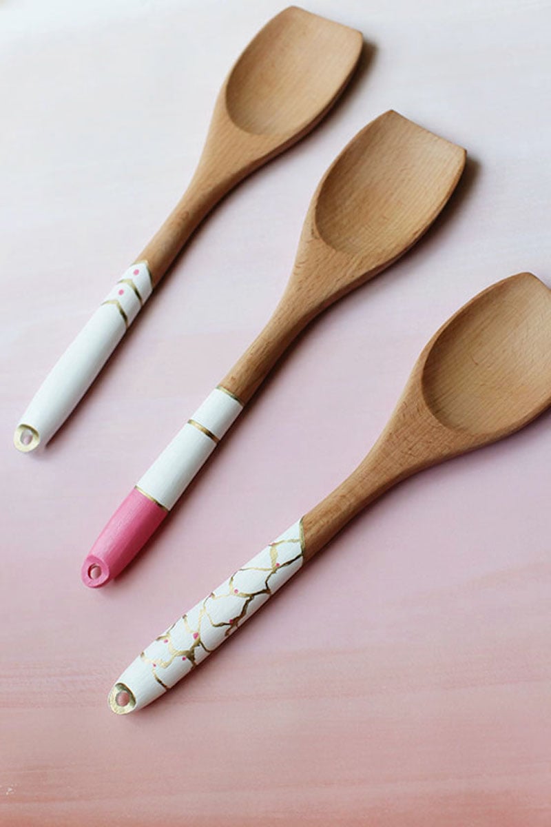 diy tuto avec vernis à ongles sur ustensiles de cuisine spatule en bois deco
