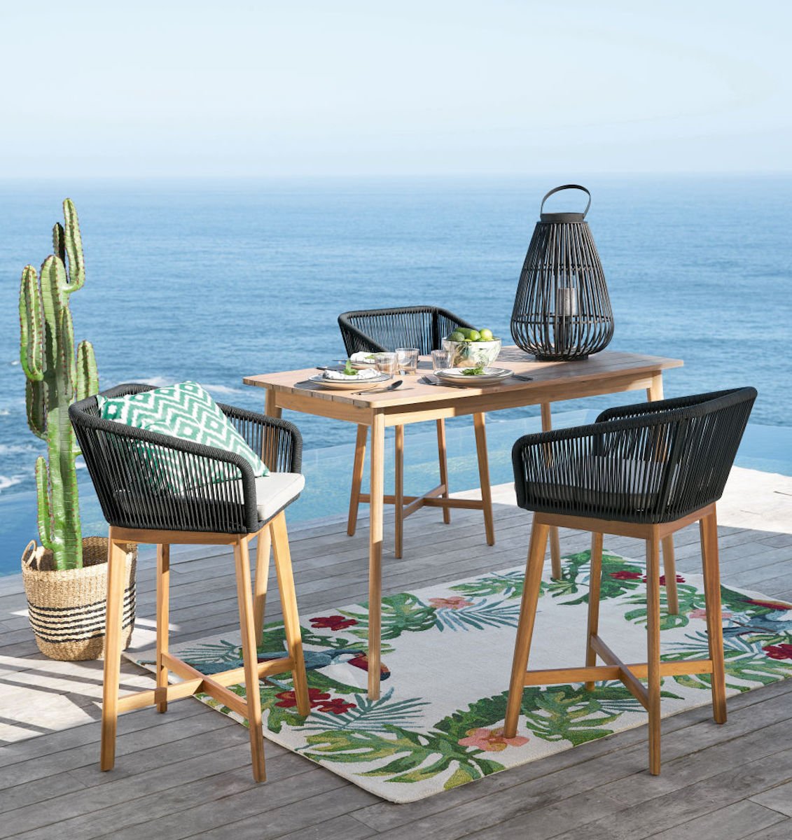 terrasse bord de mer chaise bois noire tapis table bois mobilier outdoor maisons du monde - blog déco - clematc